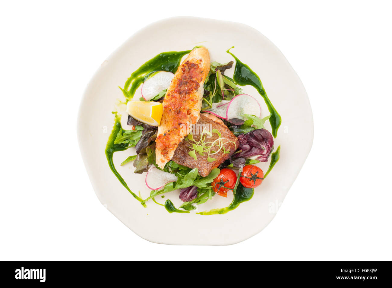 Stile moderno e pulito e il cibo, salmone alla griglia con toast e insalata condita con salsa verde isolato su sfondo bianco con il ritaglio Foto Stock