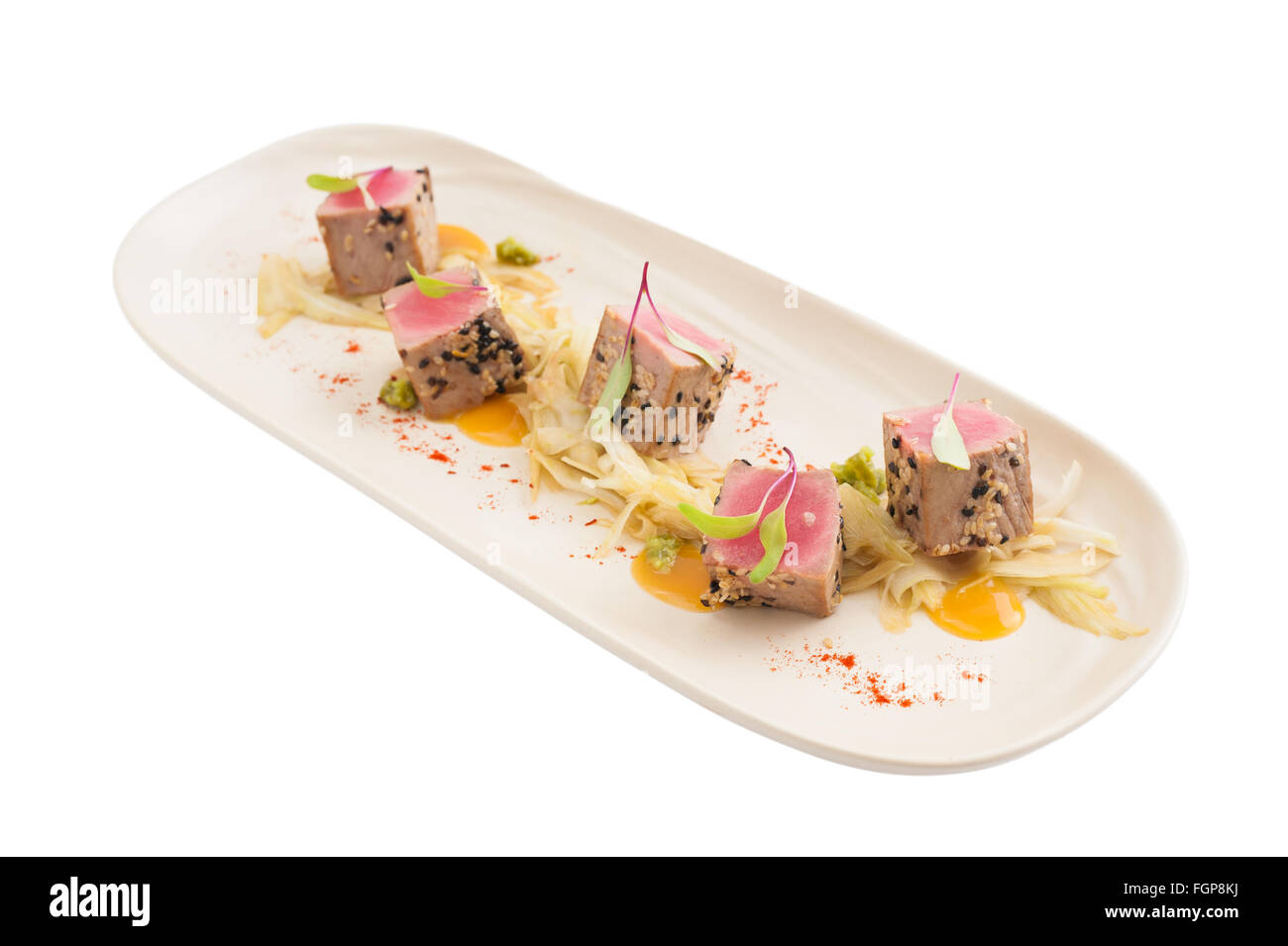 Stile moderno cibo giapponese, bruciato di tonno con erbe isolato su sfondo bianco con tracciato di ritaglio Foto Stock