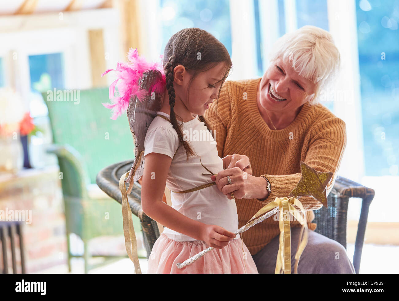 Nonna nipote di raccordo con le ali Foto Stock