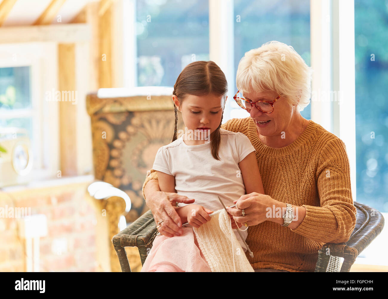 Nonna nipote di insegnamento della maglieria Foto Stock
