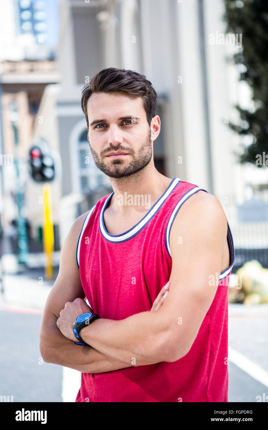 Atleta concentrato con i bracci ripiegati Foto Stock