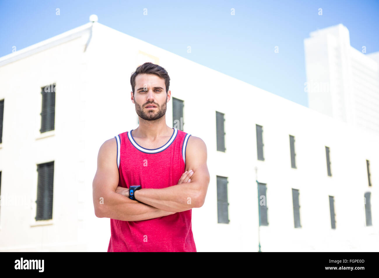Atleta concentrato con i bracci ripiegati Foto Stock