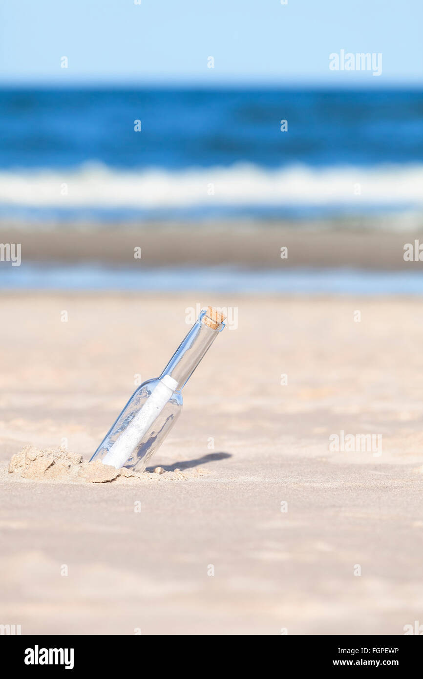 Un messaggio in bottiglia sulla spiaggia, profondità di campo. Foto Stock