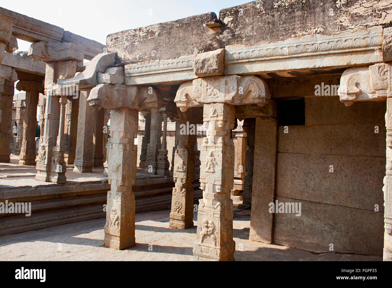 Incompiuta Kalyana Mandapa , Virabhadra tempio composto, Lepakshi, Andhra Pradesh, India Foto Stock