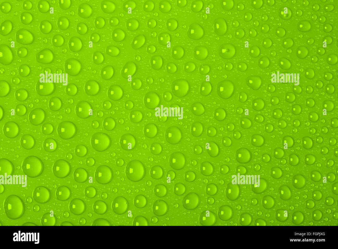 Gocce di acqua su sfondo verde Foto Stock