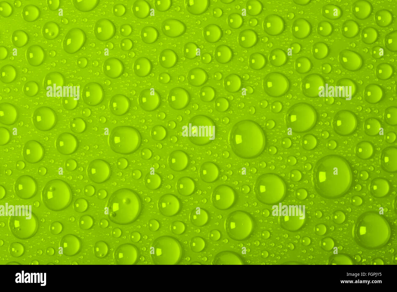 Gocce di acqua su sfondo verde Foto Stock