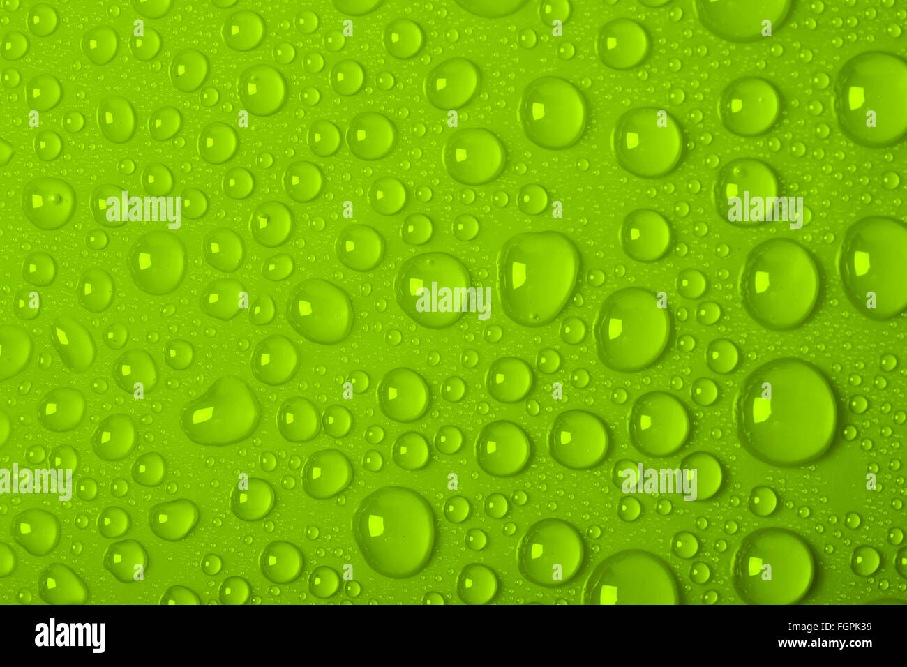 Gocce di acqua su sfondo verde Foto Stock