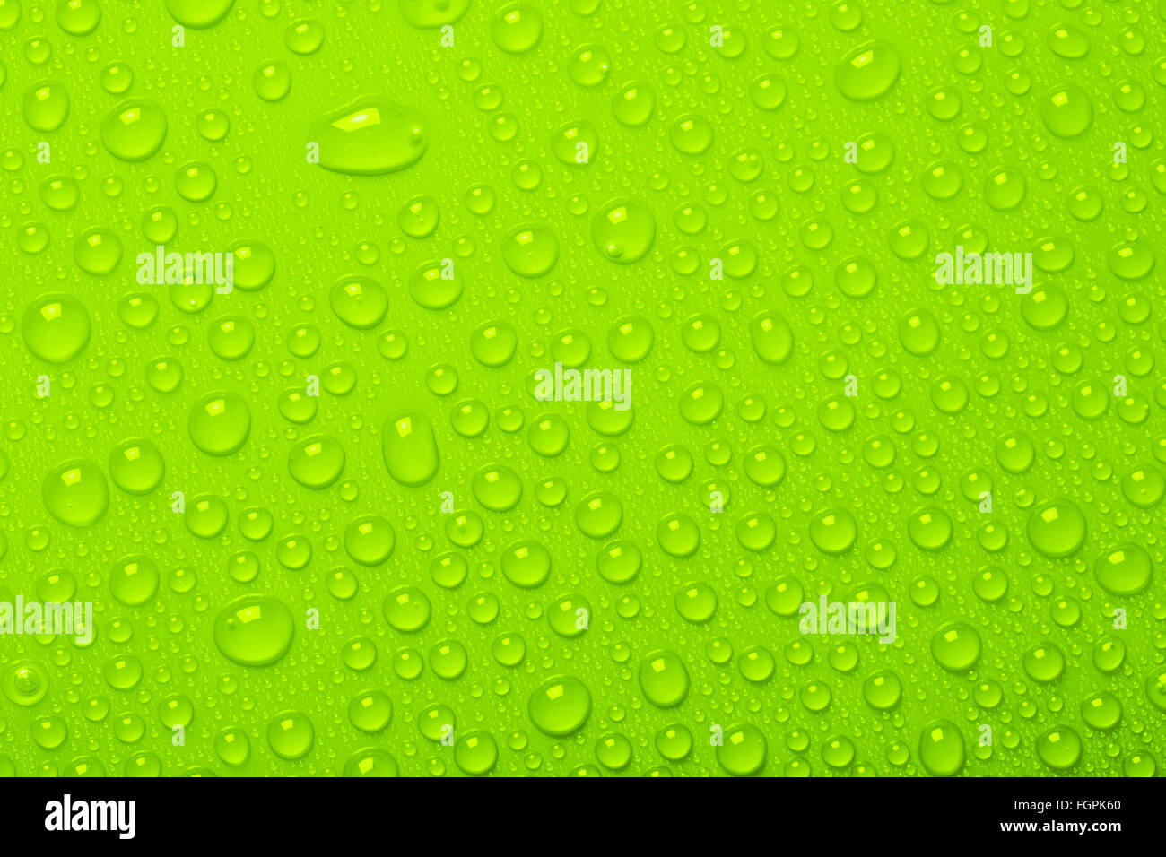 Gocce di acqua su sfondo verde Foto Stock