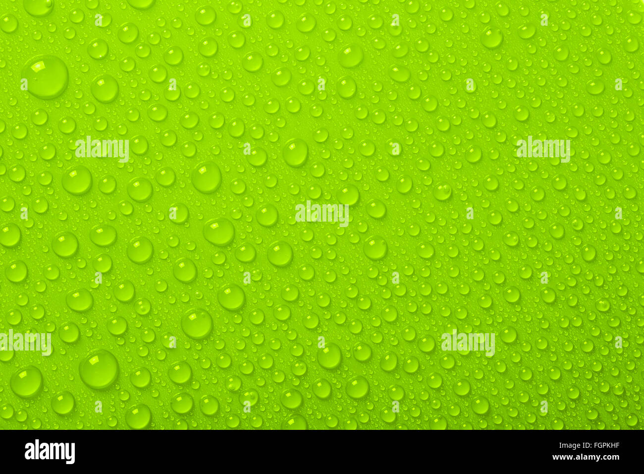 Gocce di acqua su sfondo verde Foto Stock