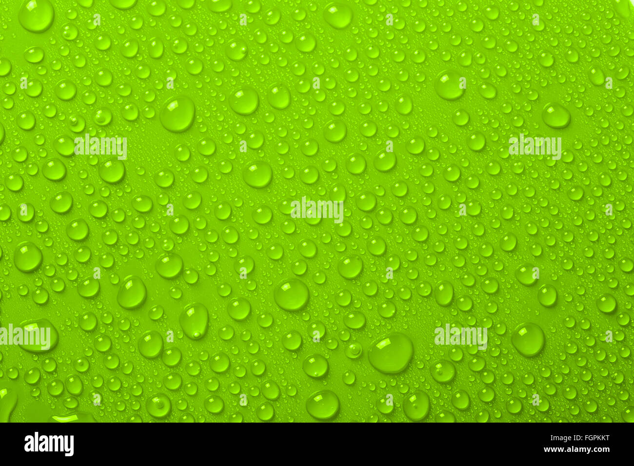 Gocce di acqua su sfondo verde Foto Stock