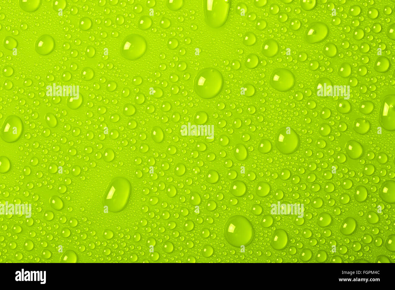 Gocce di acqua su sfondo verde Foto Stock