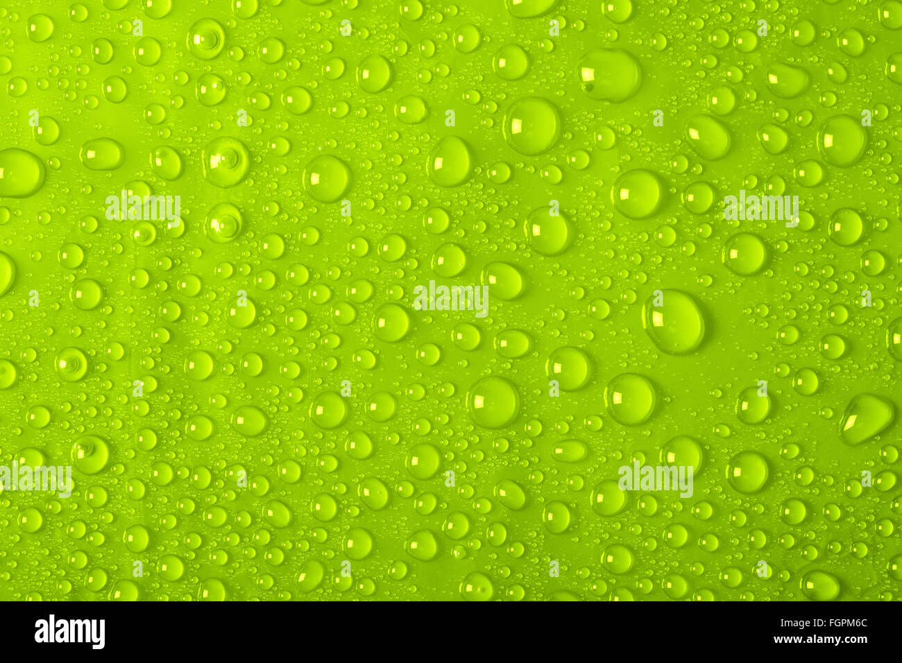 Gocce di acqua su sfondo verde Foto Stock
