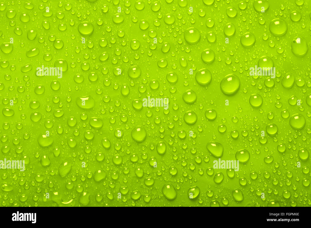 Gocce di acqua su sfondo verde Foto Stock