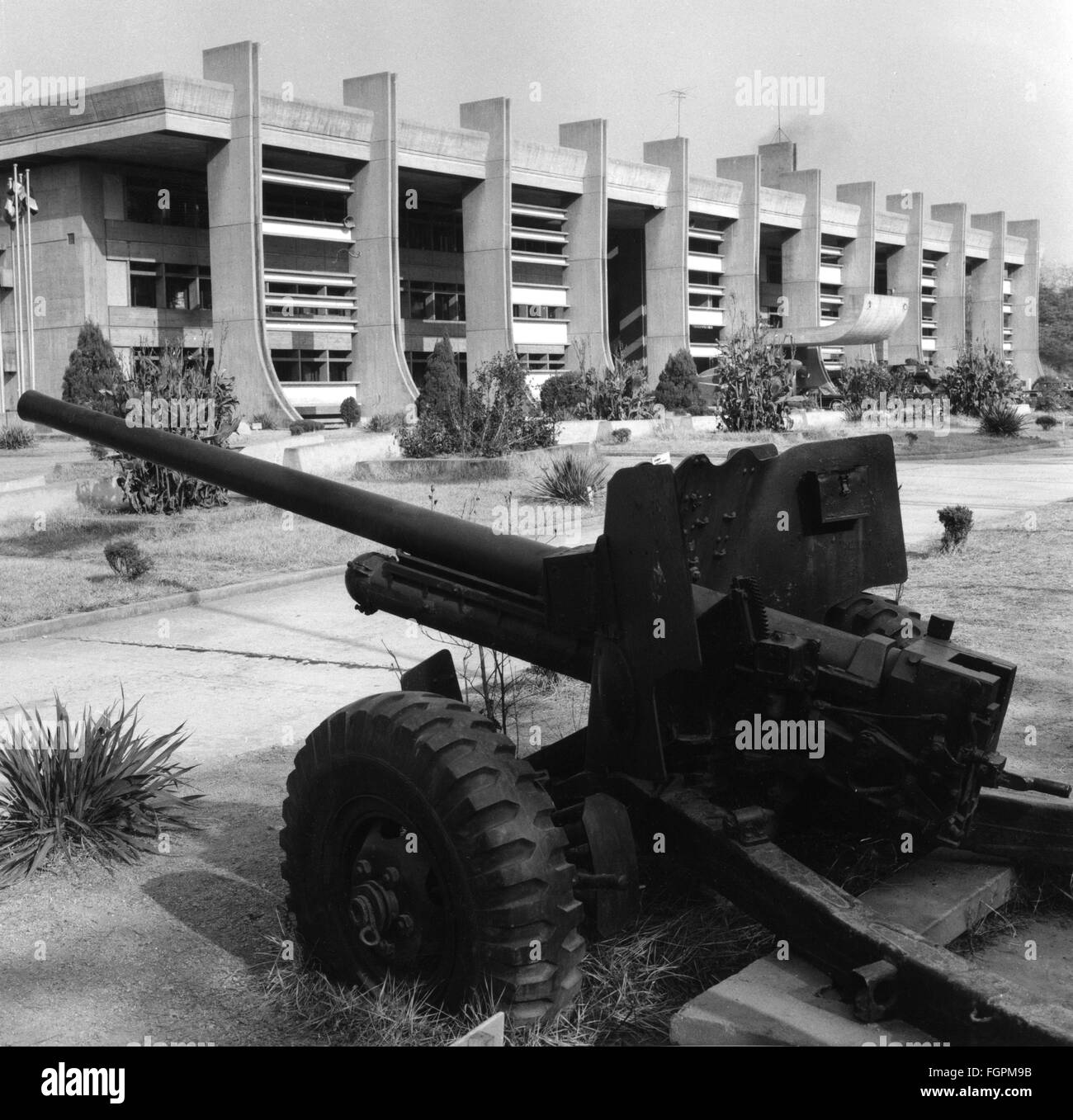 Geografia / viaggio, Corea del Sud, Seoul, 'Centro libertà', chiamato anche 'Centro anti-comunismo', un monumento in ricordo della guerra di Corea, in primo piano una pistola anti-serbatoio USA da 57 mm, diritti aggiuntivi-clearences-non disponibile Foto Stock