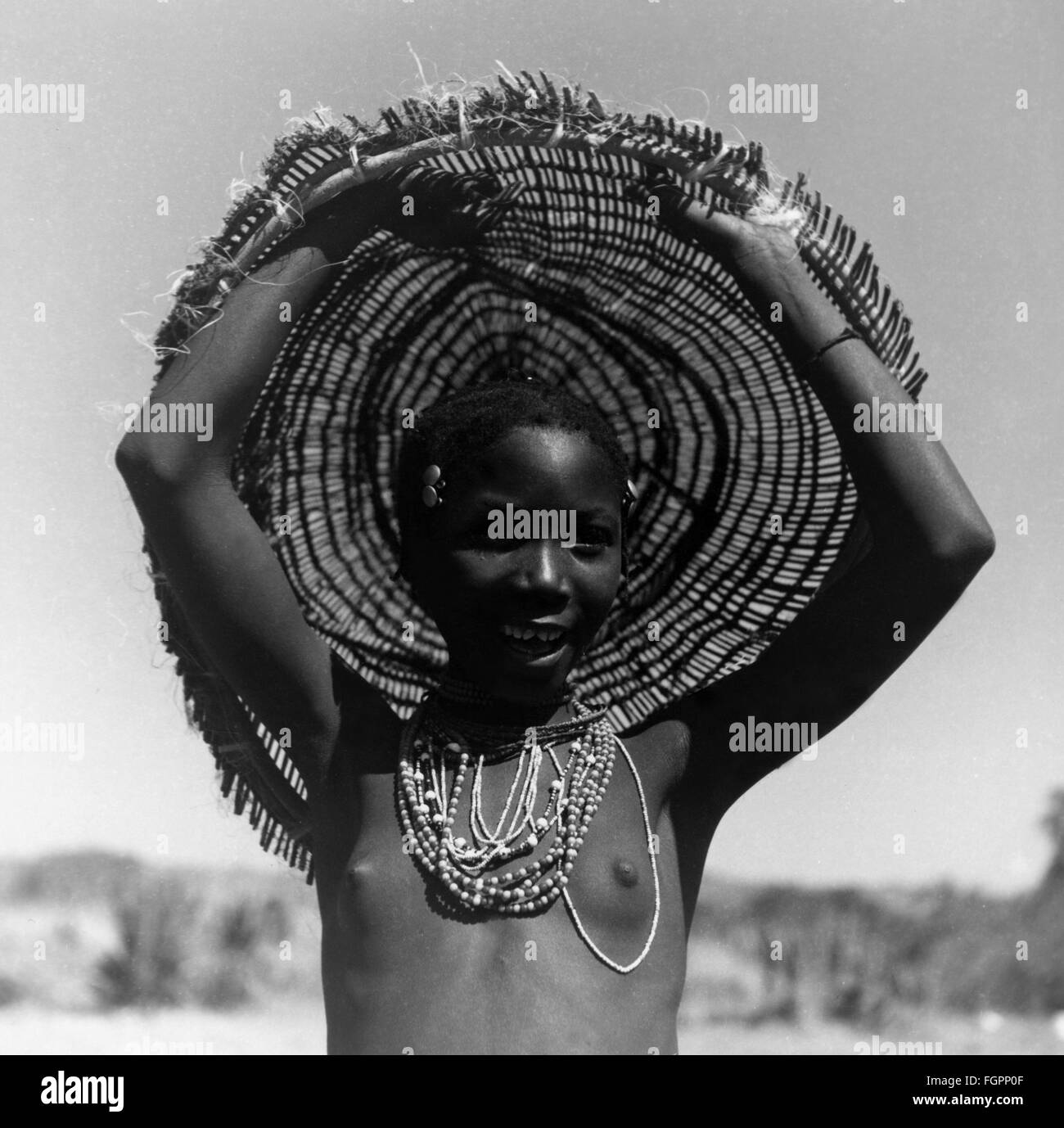 Geografia / viaggio, Angola, persone, donna con gioielli e protezione solare, circa 1956, diritti aggiuntivi-clearences-non disponibile Foto Stock