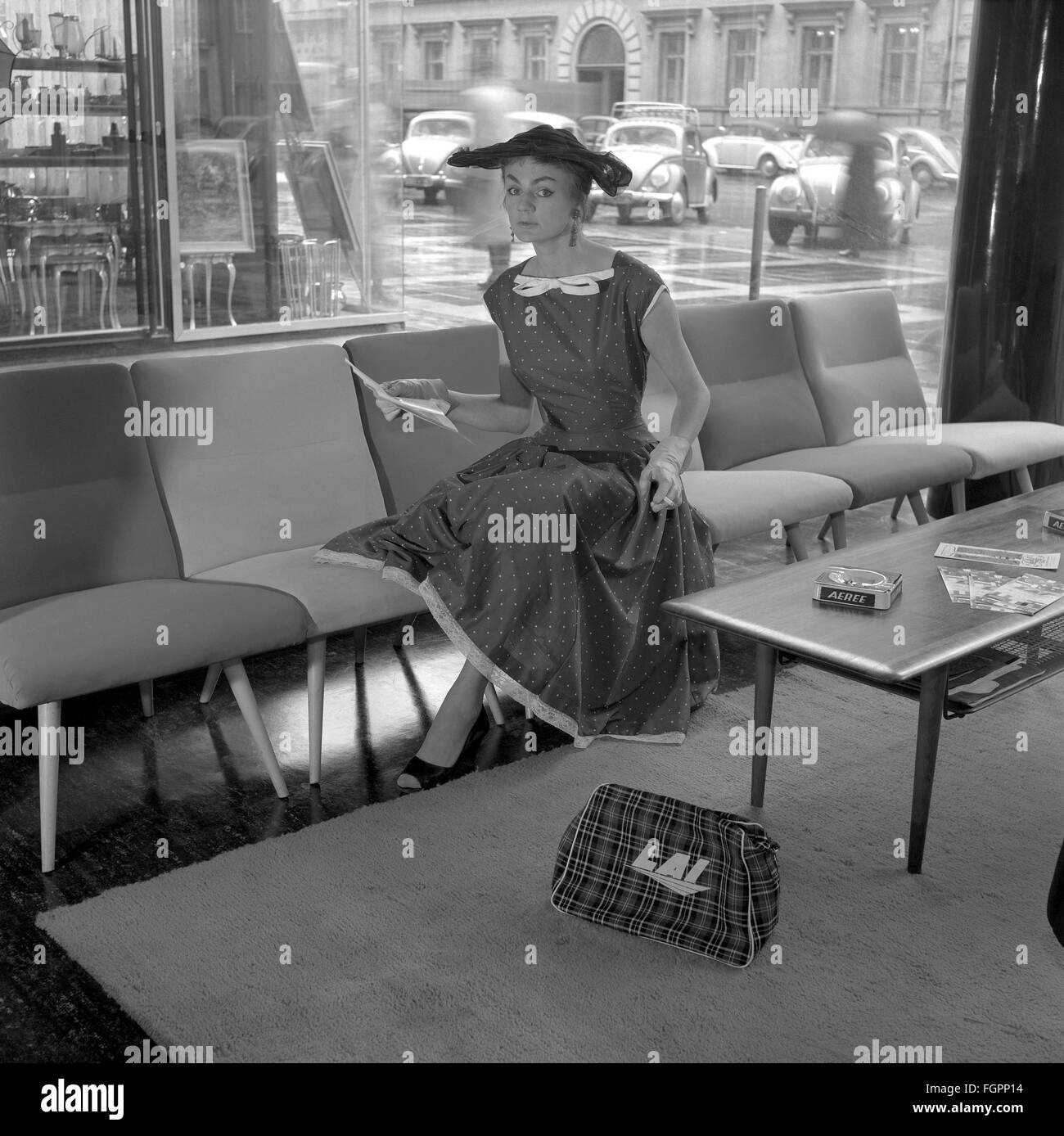 Moda, moda donna, donna con abito estivo e cappello, filiale LAI, anni 50, , diritti aggiuntivi-clearences-non disponibile Foto Stock