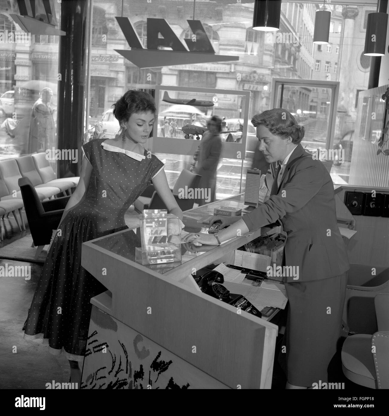Moda, moda donna, donna con abito estivo e cappello, filiale LAI, anni 50, , diritti aggiuntivi-clearences-non disponibile Foto Stock