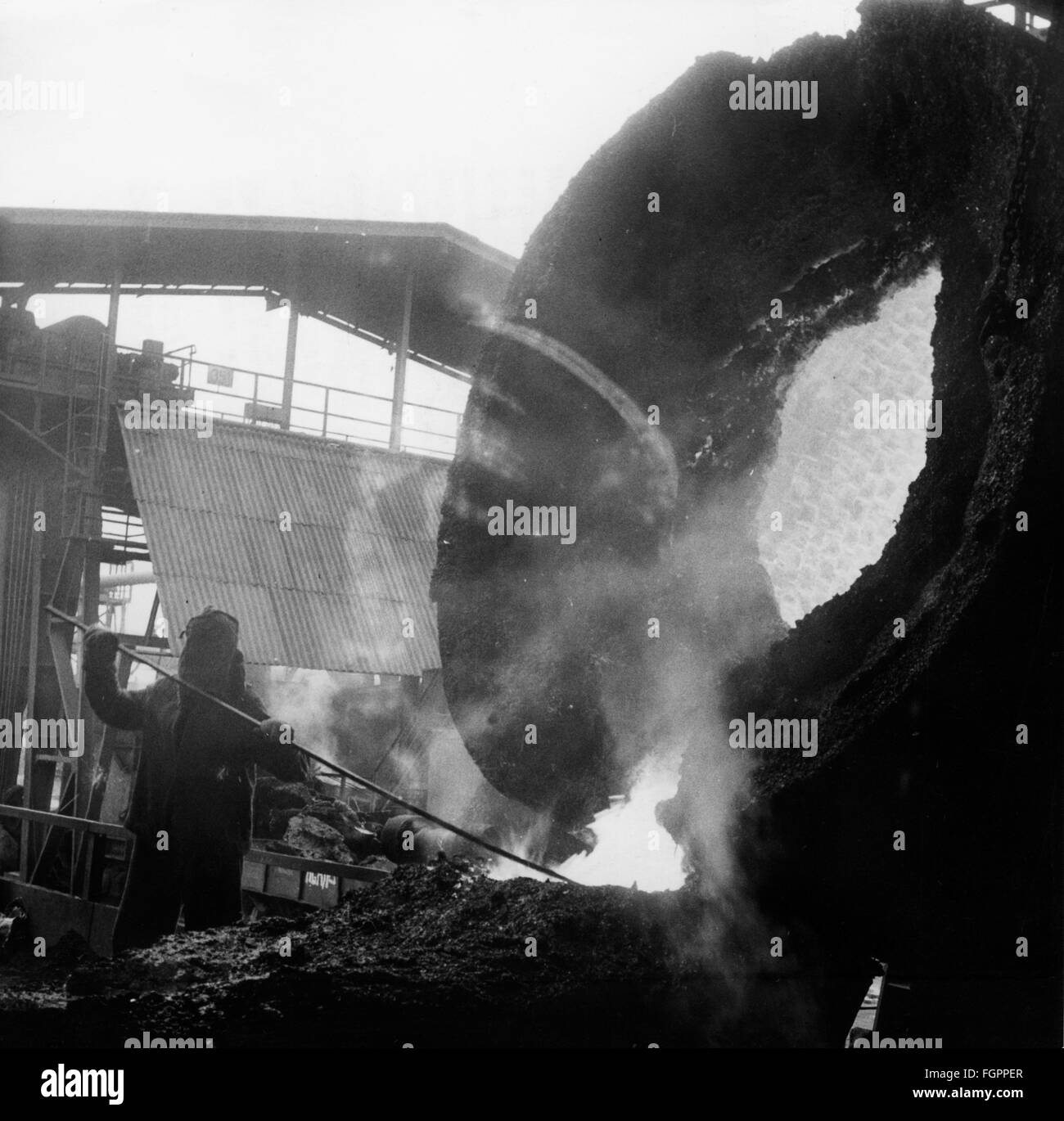 Geografia / viaggio, Germania orientale, industria del metallo, produzione di ghisa da minerale rusiano e carbone polacco, metallurgig combinato 'Josef Stalin', Eisenhuettenstadt, distretto di Francoforte/Oder, 10.7.1962, diritti aggiuntivi-clearences-non disponibili Foto Stock