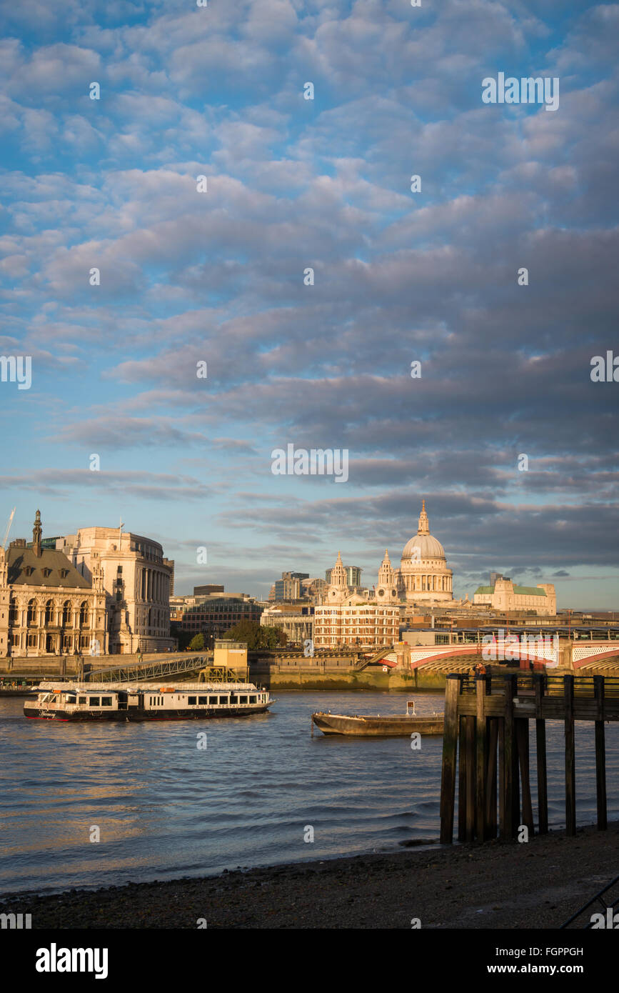 Lo skyline di Londra: guardando verso San Paolo e Blackfriars Bridge Foto Stock