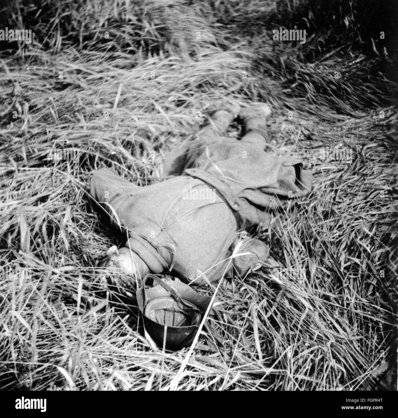Seconda guerra mondiale / seconda guerra mondiale, Unione Sovietica, morto soldato dell'esercito rosso, foto scattata da un membro di un'unità Reichsarbeitsdienst (Servizio del lavoro Reich) schierata sul fronte orientale (RAD Abteilung K. 1/130), Gruppo dell'esercito Sud, Ucraina, estate 1941, diritti aggiuntivi-clearences-non disponibile Foto Stock