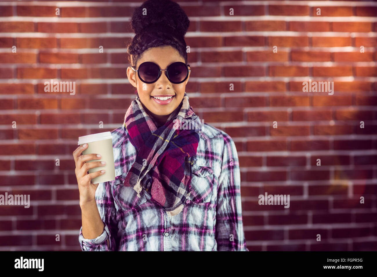Una femmina hipster tenendo una tazza di caffè Foto Stock