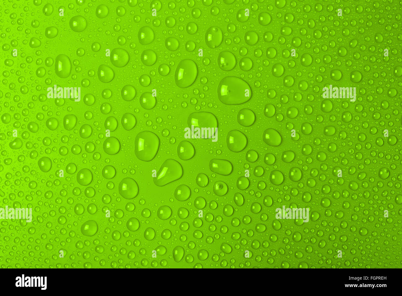 Gocce di acqua su sfondo verde Foto Stock