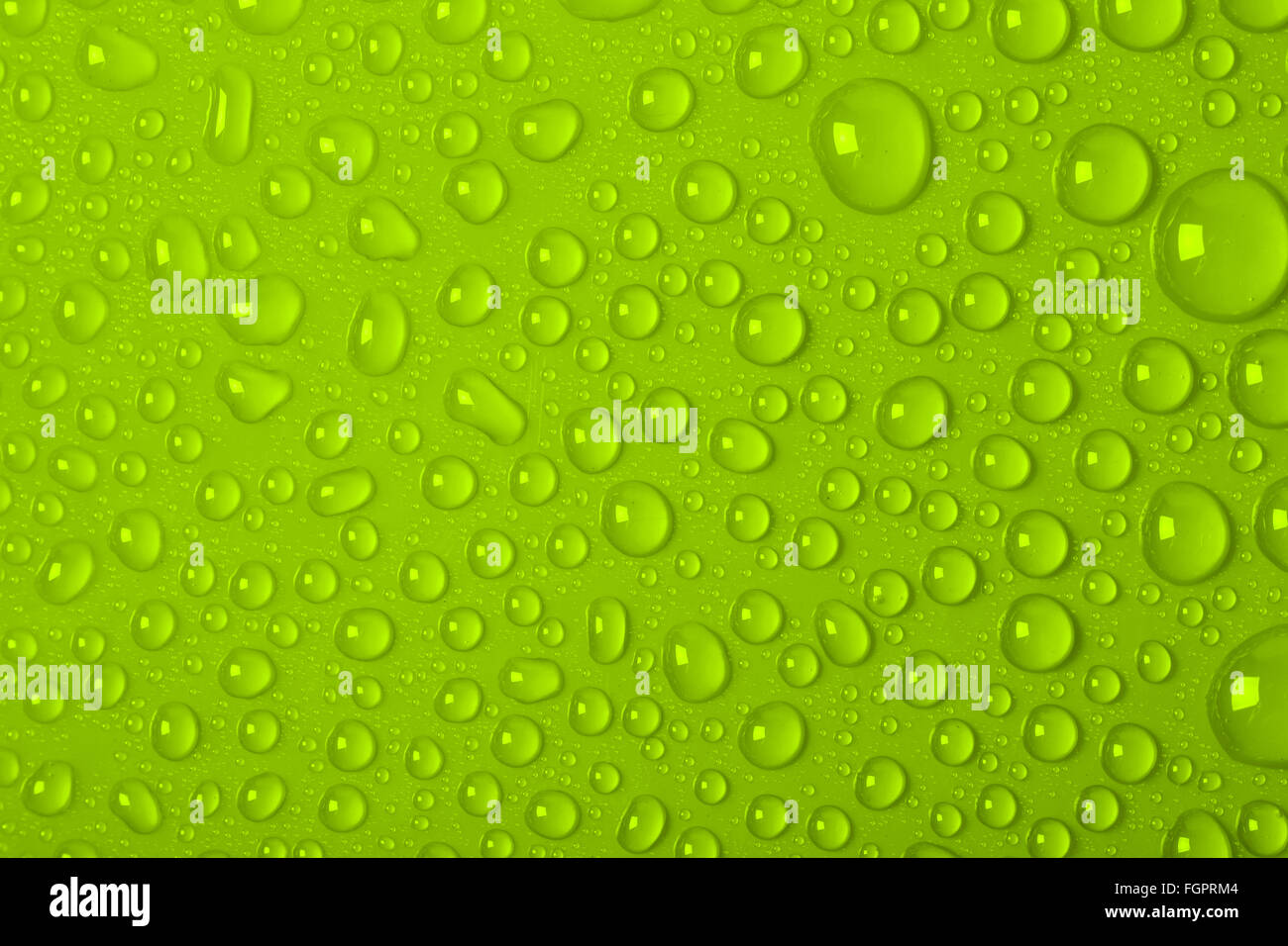 Gocce di acqua su sfondo verde Foto Stock