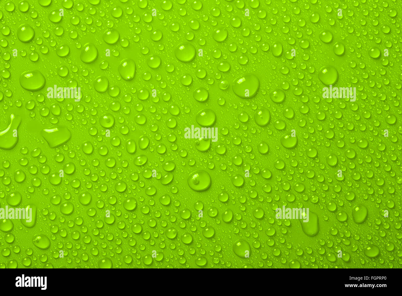 Gocce di acqua su sfondo verde Foto Stock