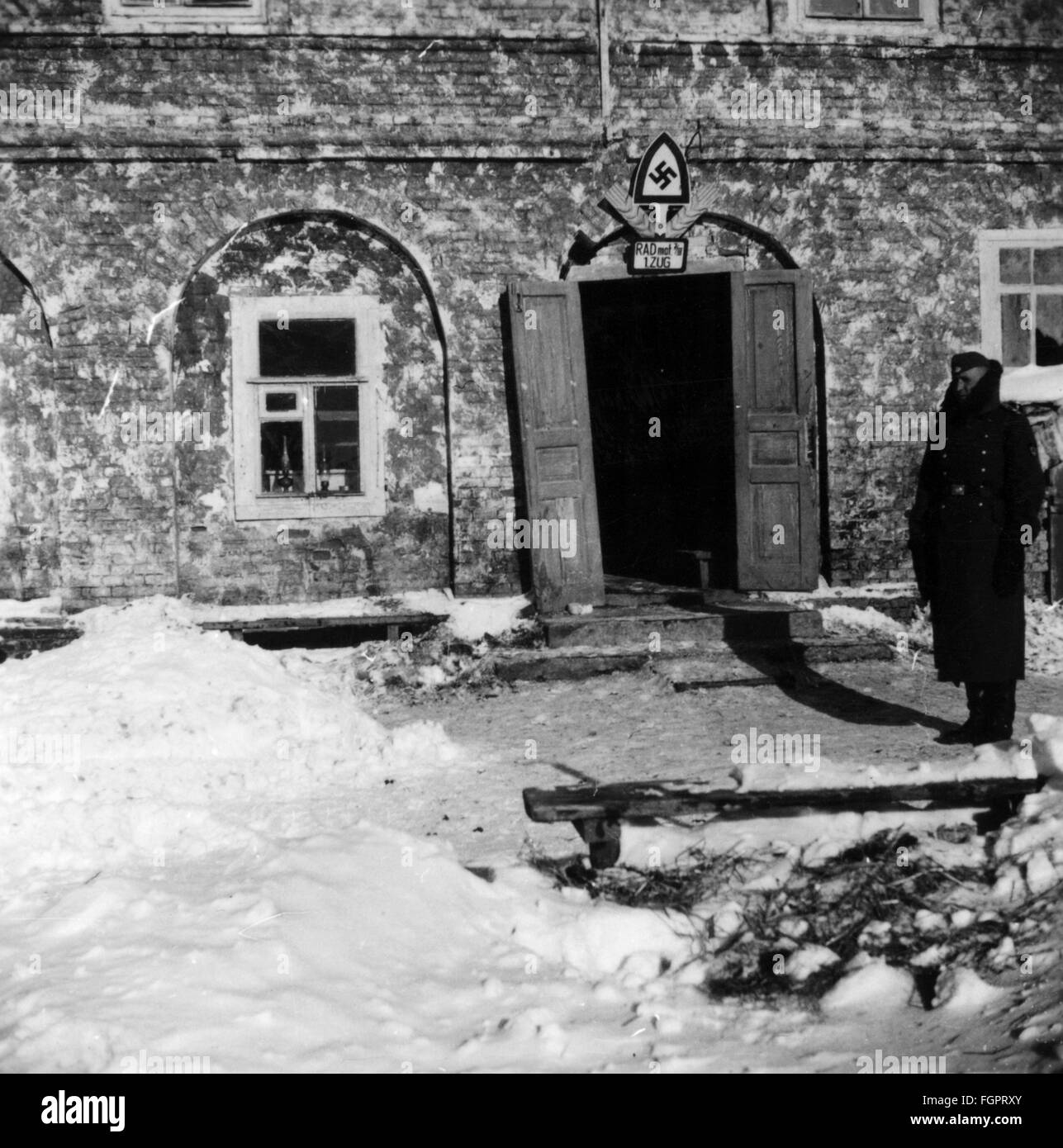 Nazional socialismo / nazismo, Reichsarbeitsdienst (Reich Labour Service), membro di un'unità Reichsarbeitsdienst, schierata sul fronte orientale, di fronte ai quartieri invernali dell'unità, Ucraina, inverno 1941/1942, diritti aggiuntivi-clearences-non disponibili Foto Stock