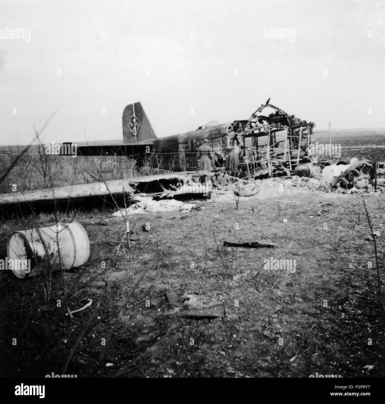 Seconda guerra mondiale / seconda guerra mondiale, Unione Sovietica, estate 1941, distrutto tedesco aerei da trasporto Junkers Ju 52 su un campo in Ucraina, diritti aggiuntivi-clearences-non disponibile Foto Stock