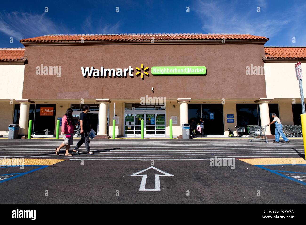 La gente a piedi nella parte anteriore di un Walmart drogheria in Oceanside, nel dicembre 2015. Foto Stock