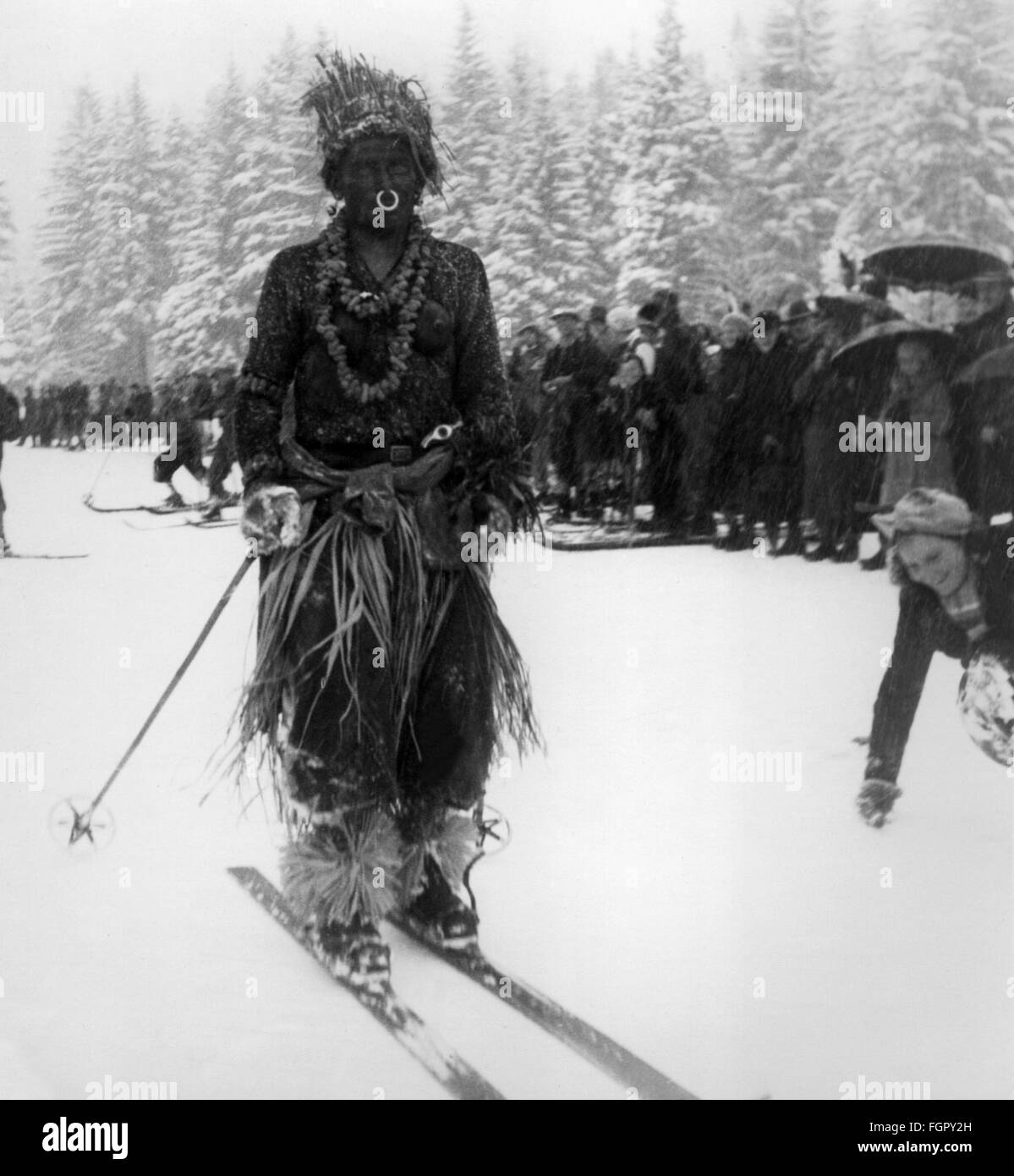 Feste, carnevale, carnevale sugli sci, sciatore vestito in su come Black African, Firstalm, Schliersee, 1934, Additional-Rights-Clearences-non disponibile Foto Stock