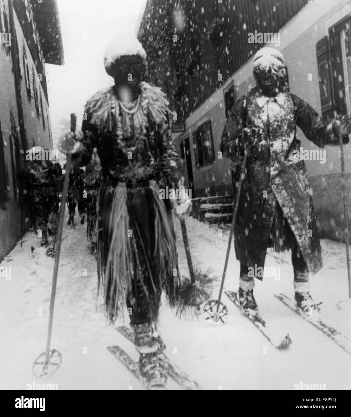 Feste, carnevale, carnevale sugli sci, sciatori vestiti come Black Africans, Firstalm, Schliersee, 1934, Additional-Rights-Clearences-Not Available Foto Stock