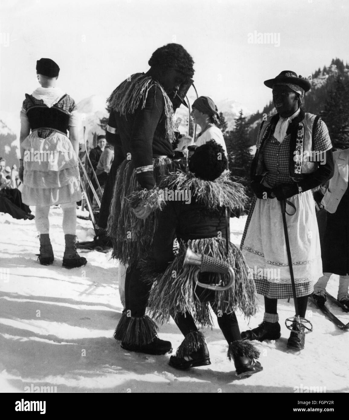 Feste, carnevale, carnevale sugli sci, famiglia vestita come africani neri, Firstalm, Schliersee, 1938, Additional-Rights-Clearences-Not Available Foto Stock