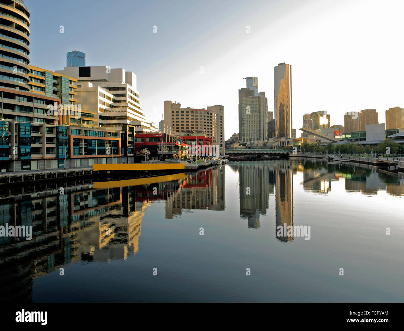 Riflessione speculare sul Fiume Yarra Sud Wharf Melbourne CBD Cityscape Victoria Foto Stock