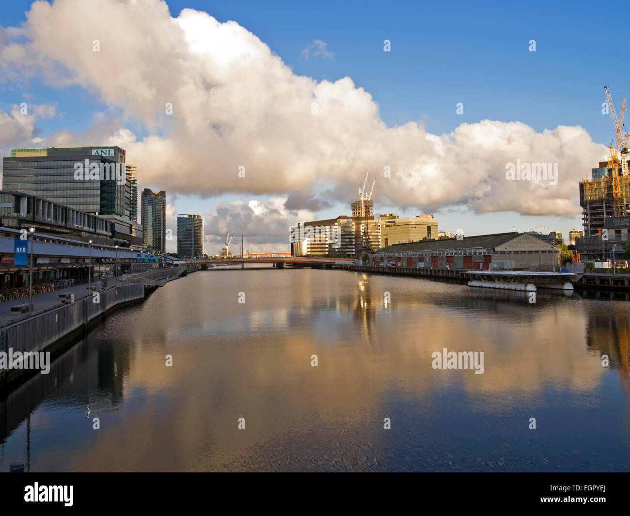 Riflessione speculare sul Fiume Yarra Sud Wharf Melbourne CBD Cityscape Victoria Foto Stock