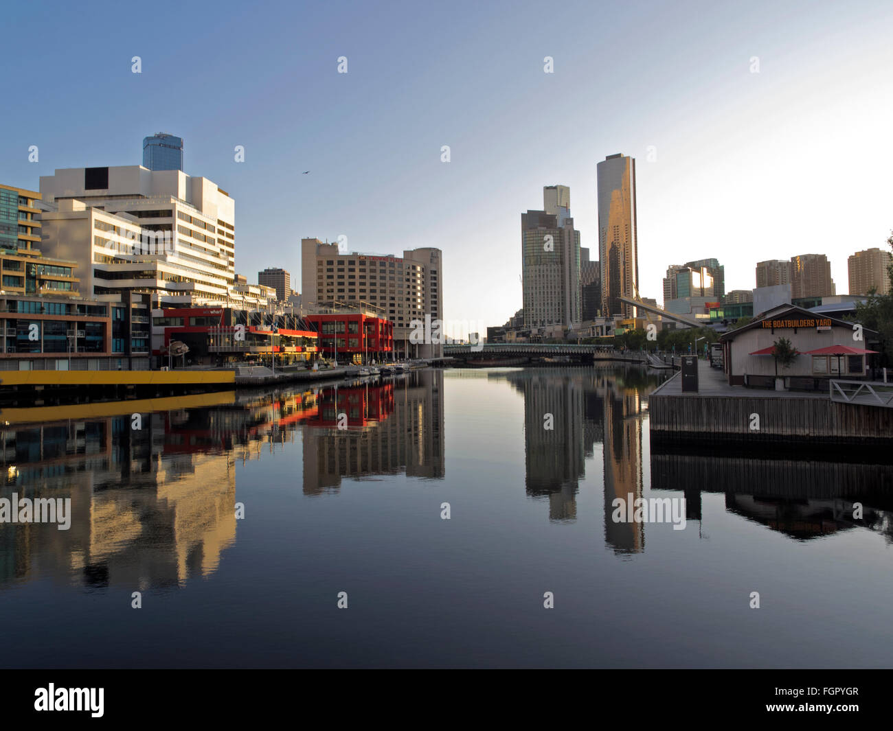 Riflessione speculare sul Fiume Yarra Sud Wharf Melbourne CBD Cityscape Victoria Foto Stock