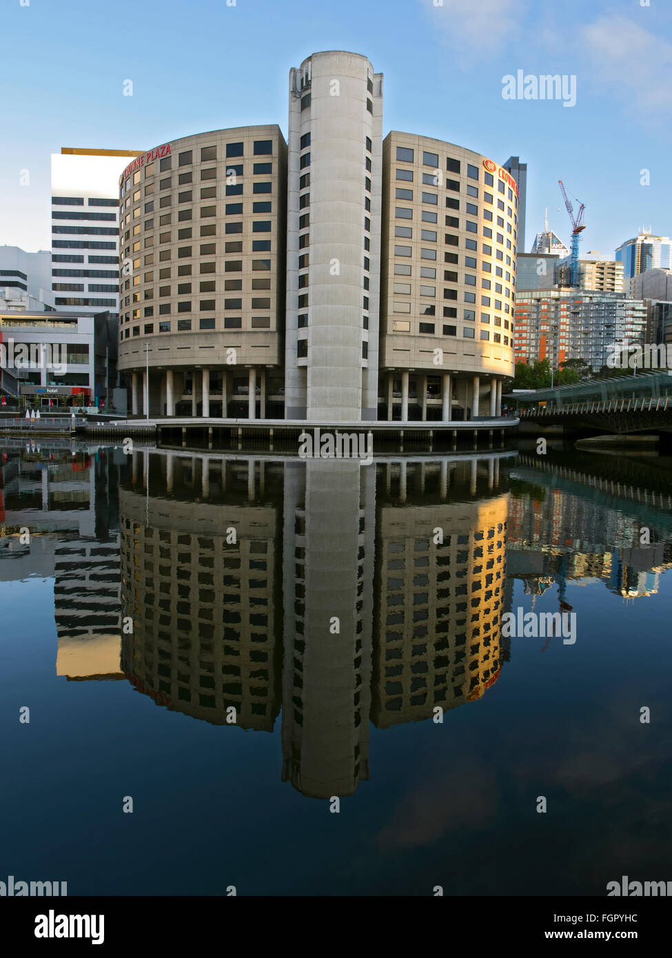 Riflessione speculare sul Fiume Yarra Sud Wharf Melbourne CBD Cityscape Victoria Foto Stock