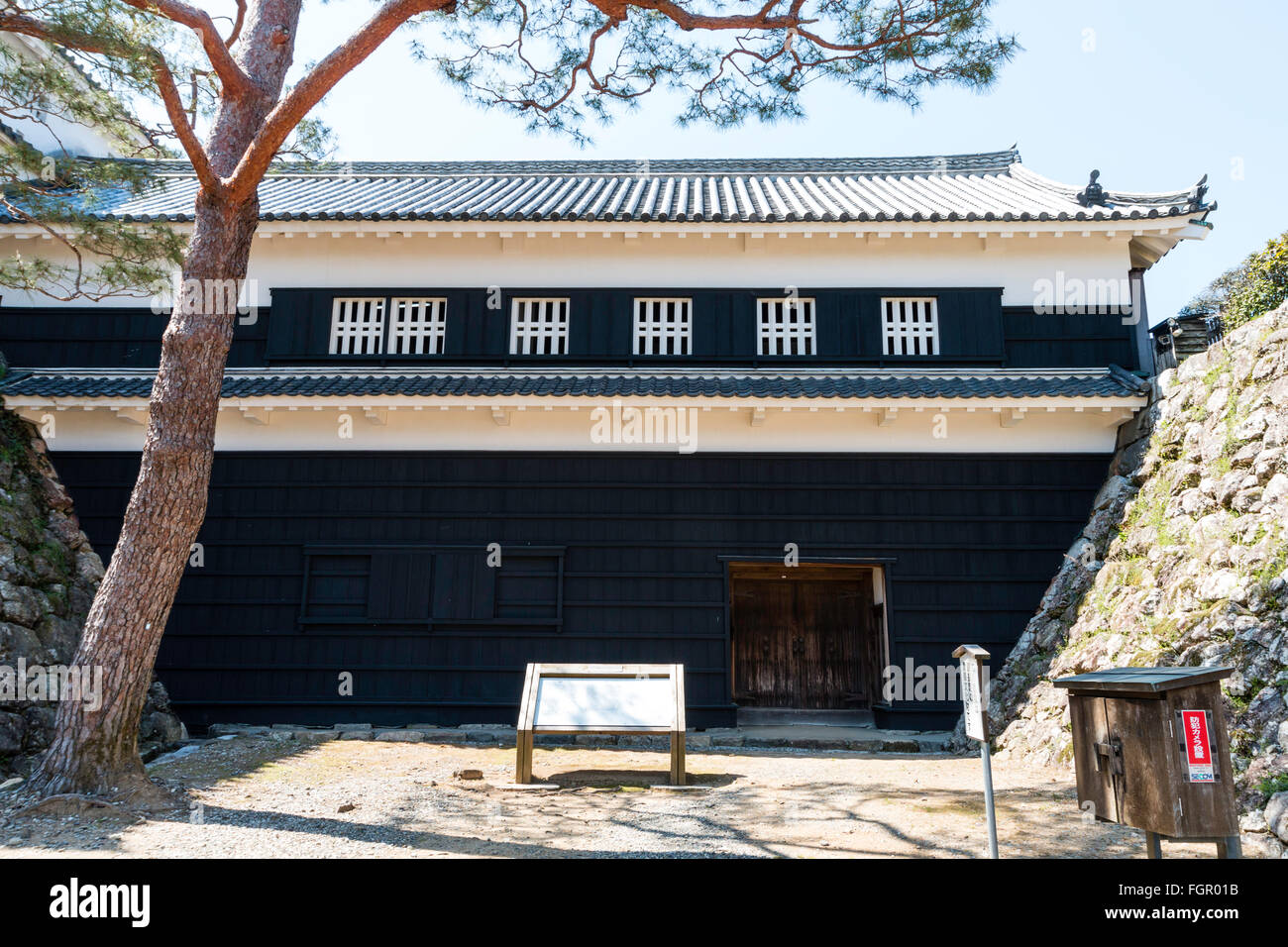 Giappone, Castello di Kochi. AKA Taka-jo. Tsumemon gate o gate Trick. Un falso gate. Watari Yaguramon stile, gate con torretta. Cielo blu chiaro. Foto Stock