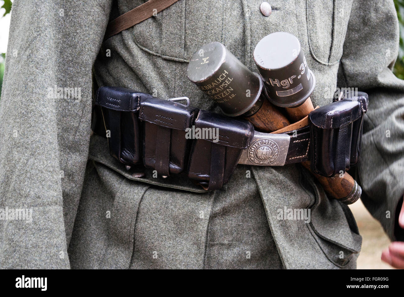 La seconda guerra mondiale la rievocazione. Due guerra mondiale. Close up, due modello tedesco 24 Stielhandgranate granate, sacche di munizioni e la fibbia della cinghia sul soldato tedesco. Foto Stock