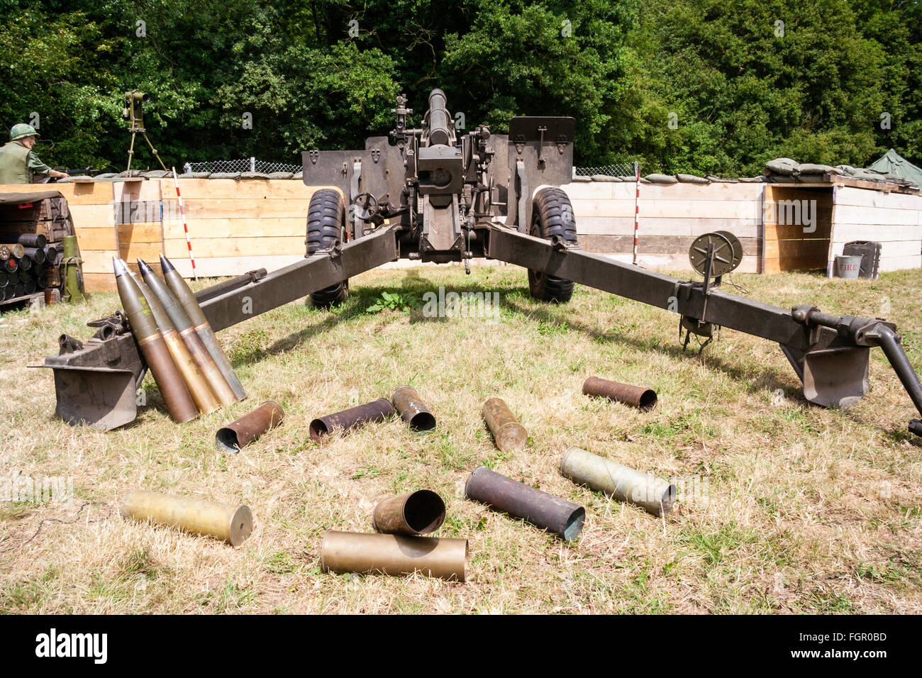 Guerra del Vietnam rievocazione. Vista posteriore di American 105mm obice artiglieria pistola, impostare nel fuoco la base di supporto. Foto Stock