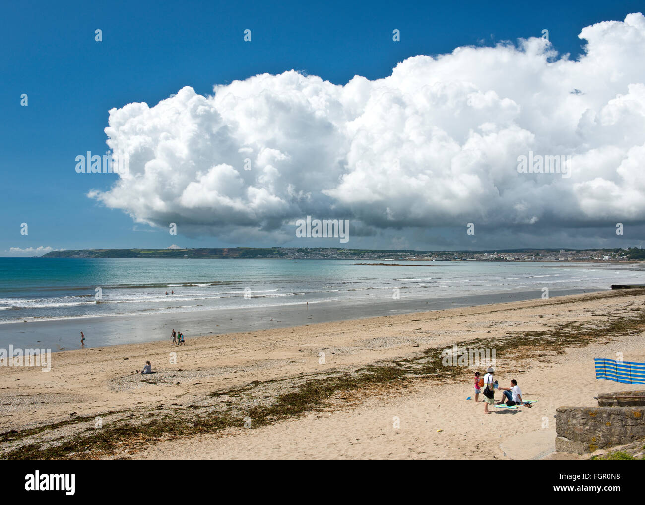 Temporale estivo nuvole temporalesche avvicinando alla spiaggia di Marazion, Cornwall, Regno Unito Foto Stock
