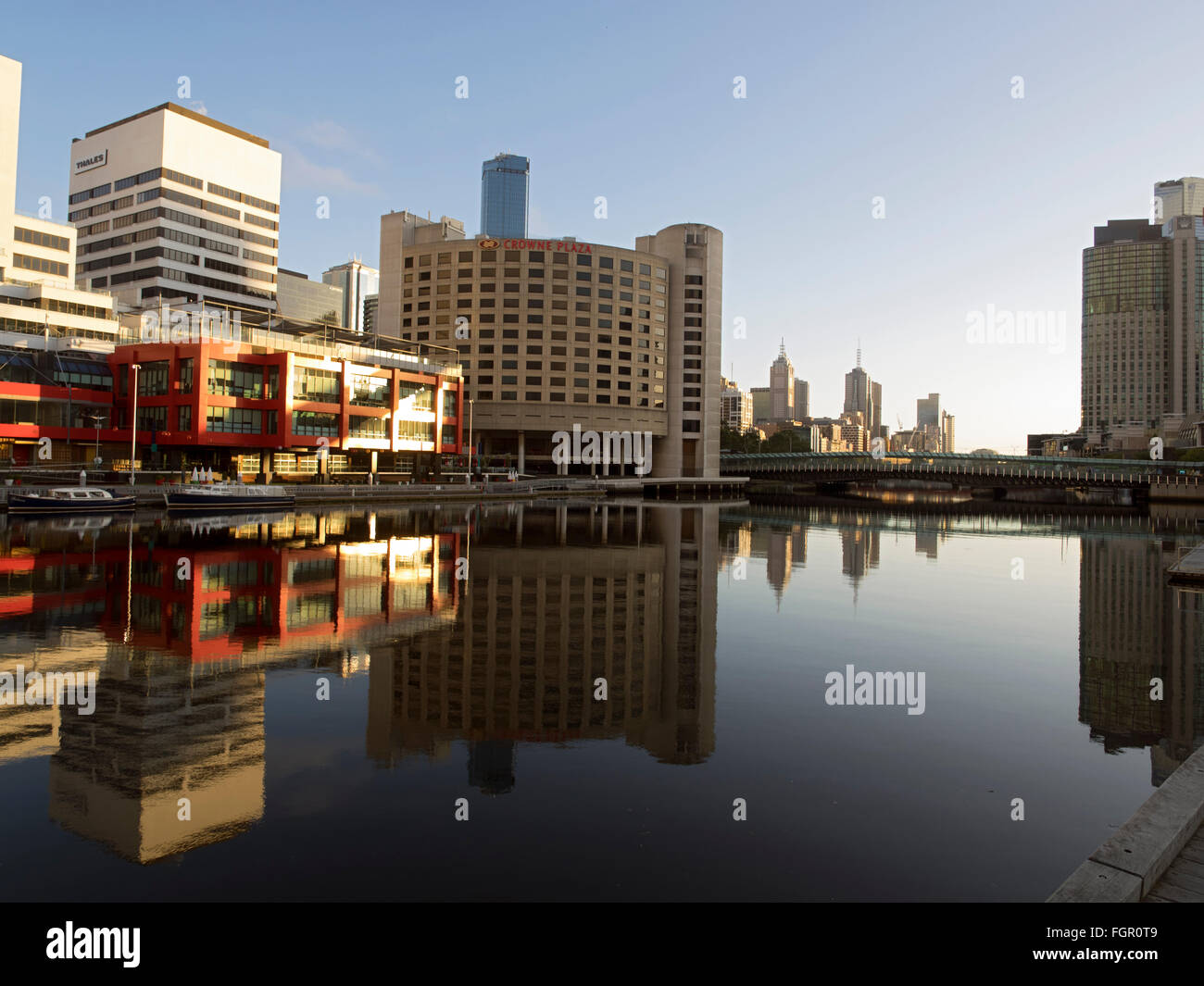 Riflessione speculare sul Fiume Yarra Sud Wharf Melbourne CBD Cityscape Victoria Foto Stock