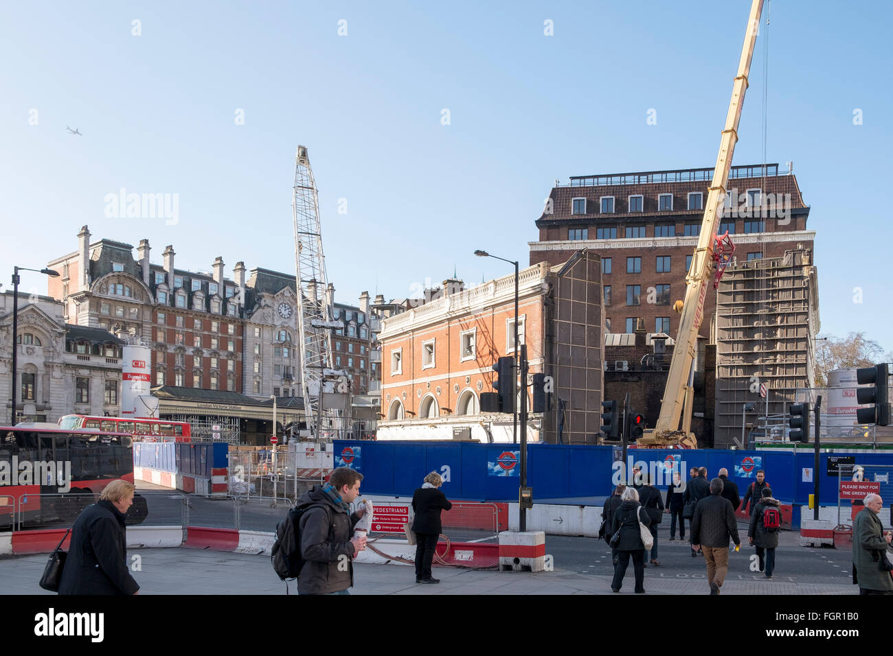 Londra, 29 Gennaio 2016: il lavoro di sviluppo significa che l'approccio per pendolari alla stazione Victoria è attraverso un sito di costruzione Foto Stock
