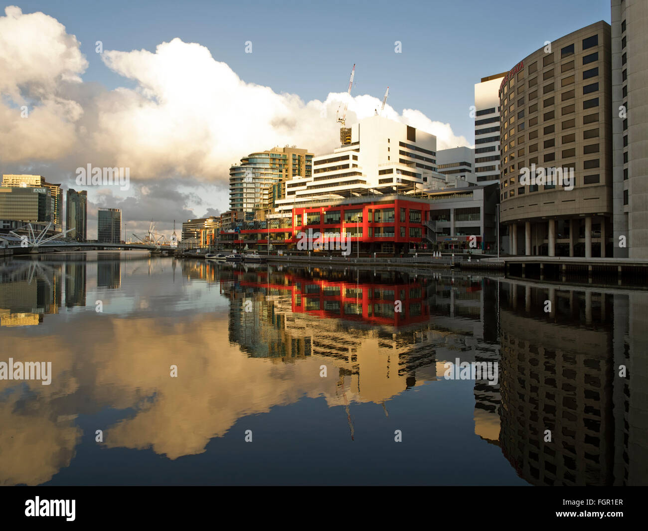 Riflessione speculare sul Fiume Yarra Sud Wharf Melbourne CBD Cityscape Victoria Foto Stock