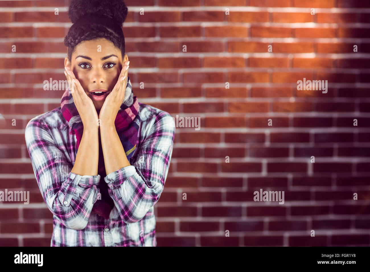 Una sorpresa giovane femmina hipster Foto Stock