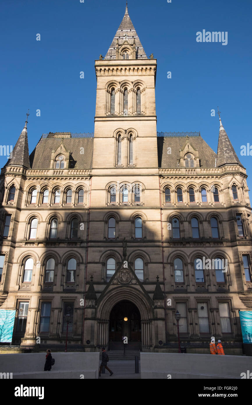 Manchester, Regno Unito - 15 Febbraio 2016: la facciata a sud di Manchester Town Hall, rivolta a Mosley Street e Piazza San Pietro Foto Stock