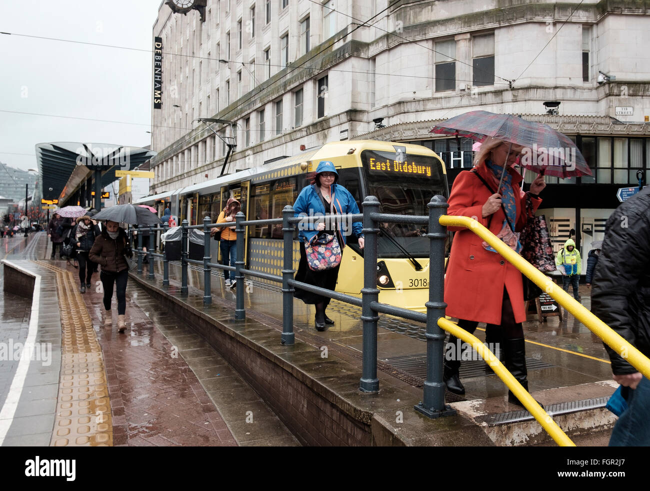 Manchester, Regno Unito - 17 Febbraio 2016: una giornata piovosa Market Street fermata del tram a Piccadilly Gardens, Manchester Foto Stock