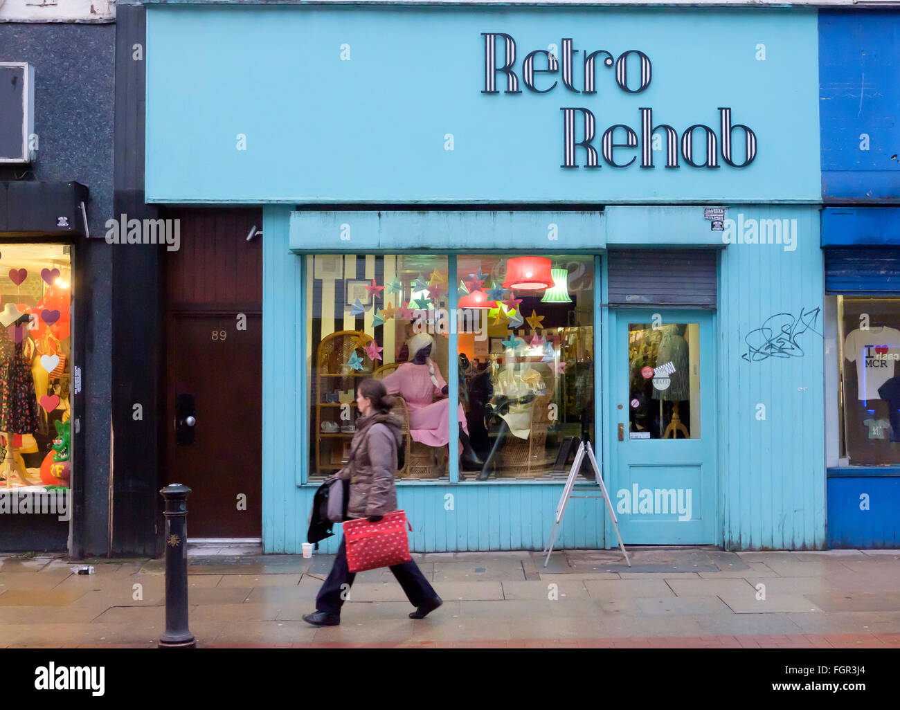 Manchester, Regno Unito - 17 Febbraio 2016: Retro Rehab di moda vintage store su Oldham Street nel quartiere settentrionale Foto Stock