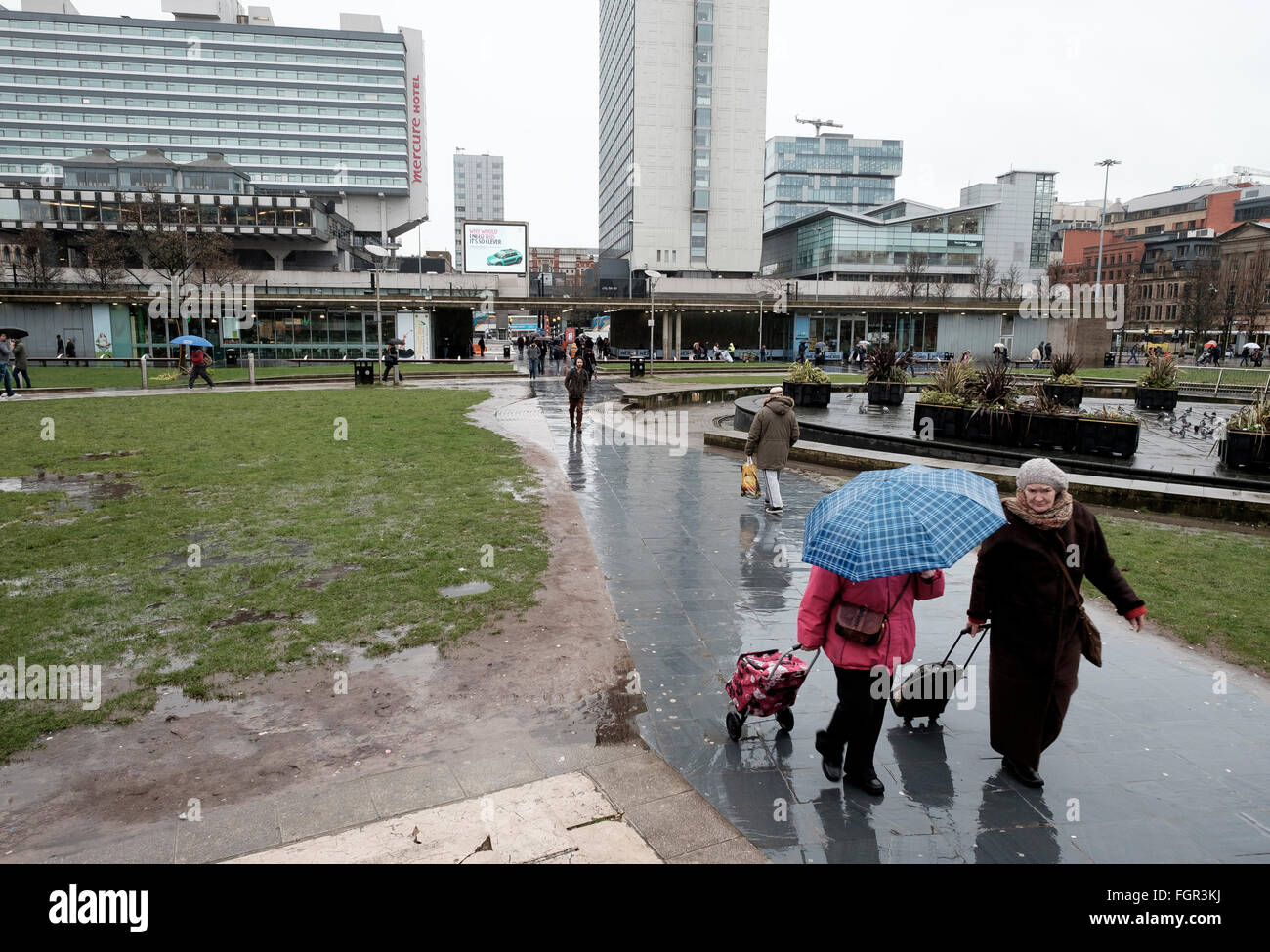 Manchester, Regno Unito - 17 Febbraio 2016: piove su Piccadilly Gardens Foto Stock